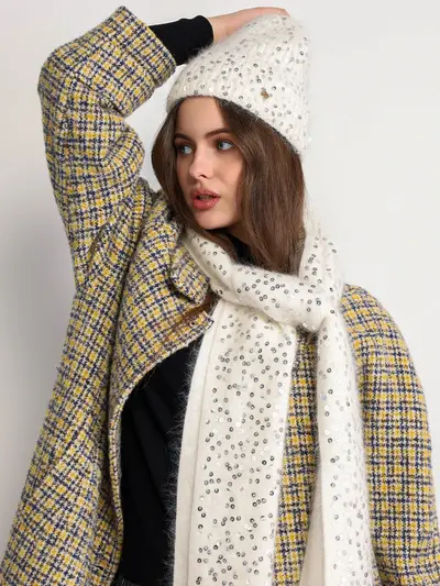 Шапка-бини с отворотом с пайетками белого цвета